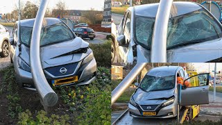 Auto schiet rotonde op en zit vast onder kunstwerk in Heemskerk | 29/11/2024