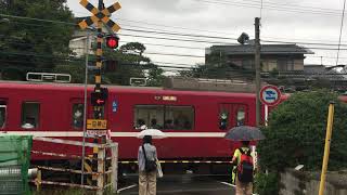 京急久里浜線の踏切（新大津ー北久里浜）神奈川県　遮断桿３つ