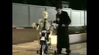 Skeleton on the motorcycle scares people- Prank Brazilian