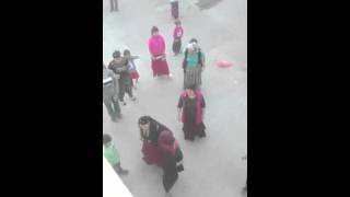 نساء تركيا يتعاركن في الشارع ....شي مضحك