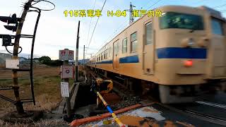 岩国市の下車第4踏切を通過する5070レ　EF210－327　1052レ　EF210－121　115系電車　瀬戸内色　12月21日