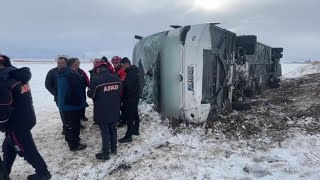 Kars'ta yolcu otobüsü devrildi, 15 yaralı