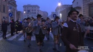 Bande bavaresi in abiti tradizionali suonano a San Pietro