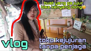 warung kejujuran,toko tanpa penjaga,,tanpa  diawasi penjual. hanya ada di jepang.( mujin hanbai)