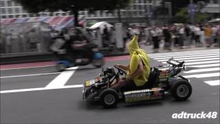 渋谷を走行するマリオカート軍団！ バナナがトラックに煽られている?