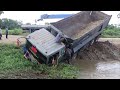 ឡានដឹកដីក្រឡាប់ ទាញឡើងវិញ accident dump truck overturned recovery by 2 cranes