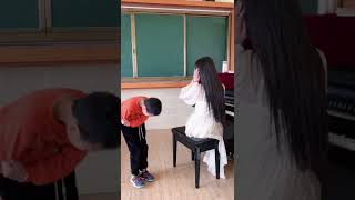 学校合唱队选人 差点把音乐老师给吓跑了..#随拍 #校园好声音 #可爱的学生 #90后教师 @抖音小助手