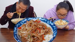 天天奶奶炒一锅酸辣白菜，配上手擀面+大蒜，一家人吃爽了【乡村的味道官方频道】