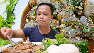 ลาบกุ้งสดตัวโตๆเนื้อหวานละมุนในปากน้ำปลาร้านัวๆหอมๆข้าวคั่วแกล้มผักสด ข้าวเหนียวนึ่งใหม่ฮ้อนๆ