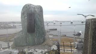 蕪島神社と蕪島(かぶしま)の様子(うみねこの糞が大量に写っていますが、大量生息なので、ご勘弁下さい)(食事中の方はご注意下さい)