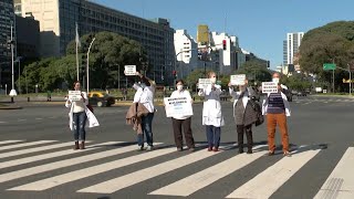 Médicos piden en Argentina mejores salarios y protección ante pandemia | AFP
