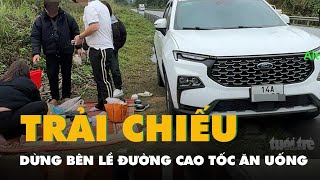 Dừng xe trên cao tốc 2 làn rồi trải chiếu bên lề đường ăn uống