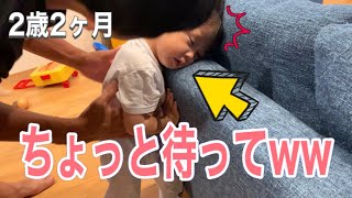 何でその寝方!?睡魔と戦う2歳2ヶ月男の子