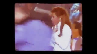 شقيق الفنانة وعد يحاول ضربها على المسرح