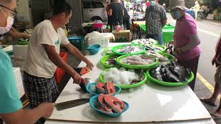 客人要買一包虱目魚肚 阿源聽成100 自己冒罵自己靠夭 台中水湳市場  海鮮叫賣哥阿源  Taiwan seafood auction