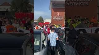 Man Utd fans block the entrance to the ticket office in anti-Glazer protest! #mufc #manutd