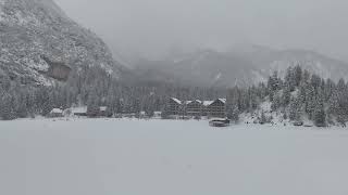 Lago di Braies: forte nevicata a San Valentino, paesaggio invernale da favola