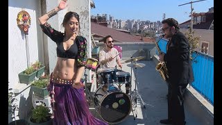 Kadıköy'de sokağa çıkamayan komşularına danslı müzikli konser verdiler