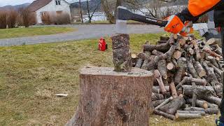 Splitting firewood with the Fiskars Splitting Axe X17