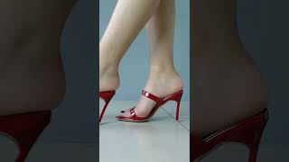 这款高跟鞋的鞋跟相比之下低一些The heel of this high-heeled shoe is lower