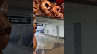 🇳🇿ニュージーランドの暮らし｜本物と偽物（？）があるオークランド空港のマオリの門｜Auckland Airport, New Zealand #shorts #ニュージーランド #newzealand