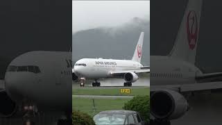 [滑走開始から離陸まで] 日本航空 JAL ボーイング767-300ER JA614J 水しぶきを巻き上げながら豪快テイクオフ #shorts #出雲空港 #離陸