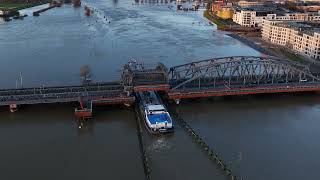 mts Lynsey door de oude IJsselbrug in Zutphen.