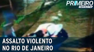 Ladrão puxa cabelo e arrasta mulher durante assalto no RJ | Primeiro Impacto (11/01/22)