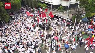 Momen Ribuan Pendukung Antar Prabowo Gibran ke KPU dari Udara