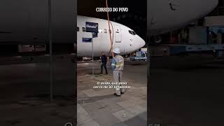 Avião Boeing é transportado pelas ruas de Porto Alegre