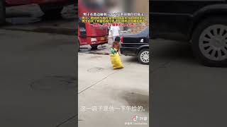 世界第二大强国中国街头6岁孩子靠捡拾废品给母亲买药#中国 #中国水灾