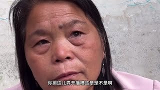 阿杜去妈妈家拿东西，没想到遇到妈妈在开直播聊天，太让人意外了