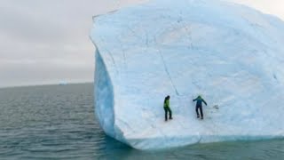 Un iceberg se renverse pendant que Mike Horn et un autre explorateur l’escaladent