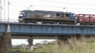 2013.6.29　東海道本線　早朝の貨物列車　　なが～い鉄橋、相模川を渡る！