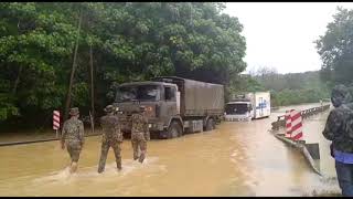 Lori Ais Batu Tersekat Dalam Banjir - Trak @skar Tolong Tarik