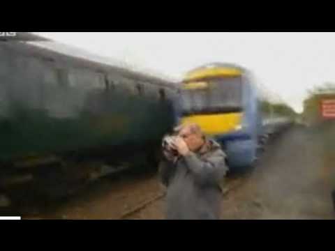 Hombre casi es arrollado por un tren