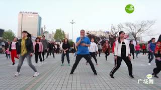 适合中老年的广场舞，附慢动作分解，路人都跟着学 。Middle-aged and elderly people dancing to square dance