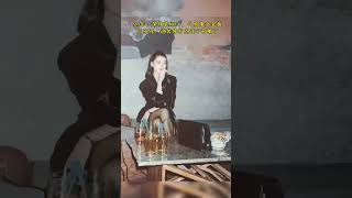 1995的深圳KTV，看气质绝对是位女老板，即使是现在这颜值也远超很多网红。