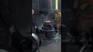 Workers patiently forge hammer heads at high temperature#hammerhead #hammer #hammercrusher #forging