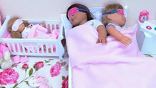 Rutina matutina de una familia de muñecas con desayuno en la cama I Juguetes muñecas