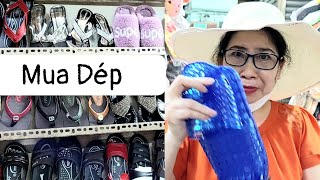 Vlog 124 : Dạo chợ mua Dép mang trong nhà với hai mẹ con Cúc và Tina .