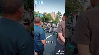 博主坐著綠皮車來到“荷澤南站”，親眼見證一個人帶火一座城#郭中道燒烤 #好客山東