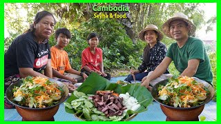 Picnic Dinner with Family Under the mango tree And Beautiful Scenery In Rural.