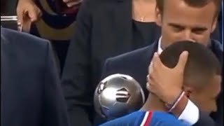 Macron embrasse Mbappé avant qu'il soulève son trophé de Coupe du monde