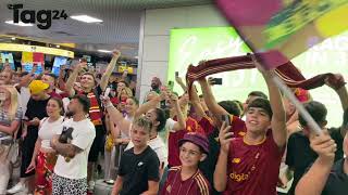 Soulé arriva a Roma, centinaia di tifosi giallorossi all’aeroporto Fiumicino con cori in attesa