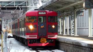 雪の軽井沢駅を発車する『しなの鉄道 115系』