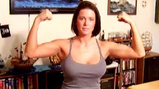 Bailee of www.bettybiceps.net Flexing her biceps