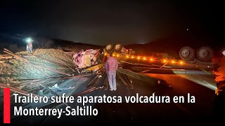 Trailero sufre aparatosa volcadura en la Monterrey-Saltillo; circulación detenida por cinco horas