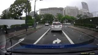 右折で前の車を追い越してしまうBBA ドラレコ