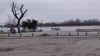 Херсон. Прогулка. Набережная Днепра и баркас на воде